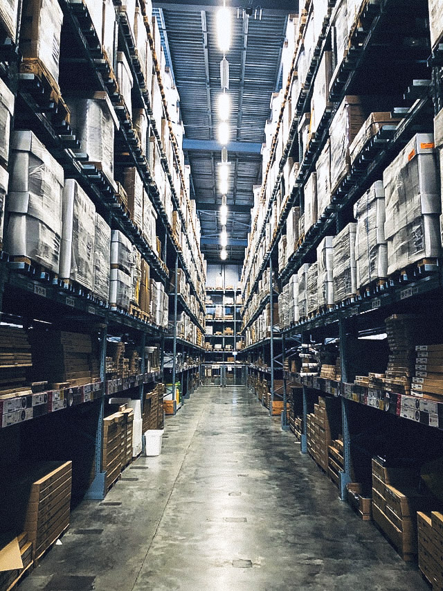 Colis ouvert révélant un produit non conforme